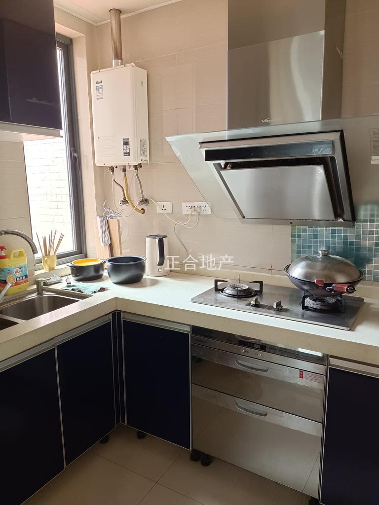 金域城邦，精装两房，小高层好楼层13楼，家具家电齐全，拎包入住