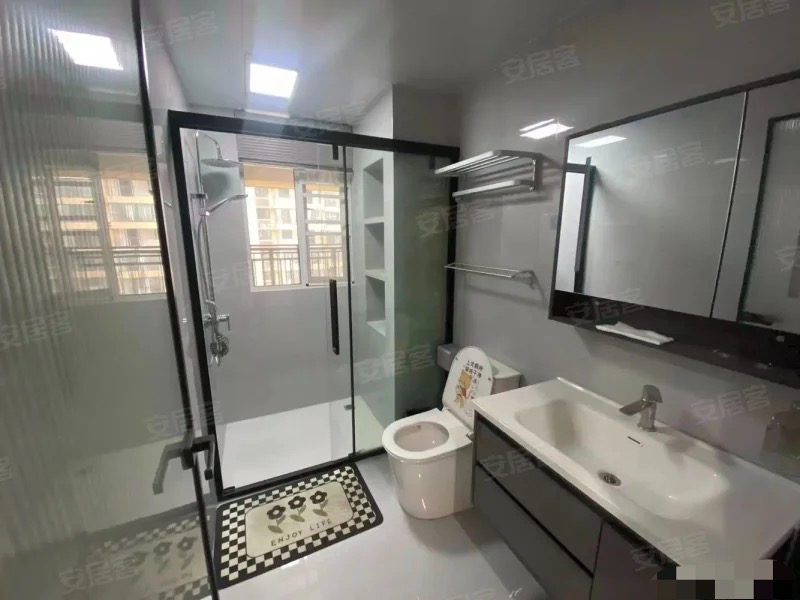 业主急售，朝阳丽景，城南次新小区，好楼层，几乎全新，精装三房，大阳台