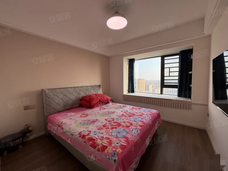 降价了，，业主急卖，御湖世家，业主亏本出售，精装三房两卫，9.5成新！送车位，品牌家电，全屋中央空调