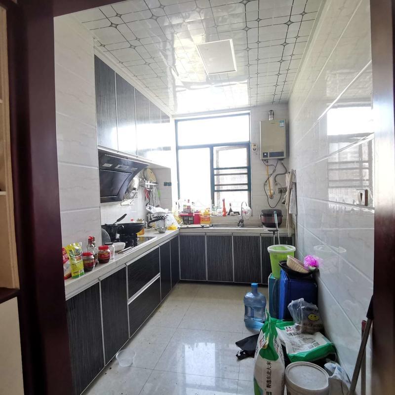 亏本出，新城壹号，小高层，精装三房，中间楼层，单价4700！