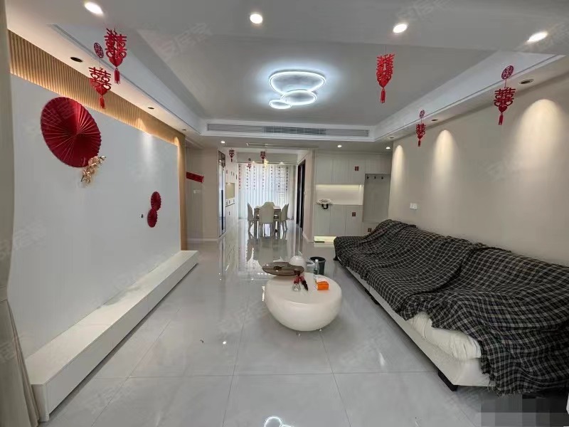 诚心出售，满庭春，全新装修，边户，一天未住，拎包即住！南北通透