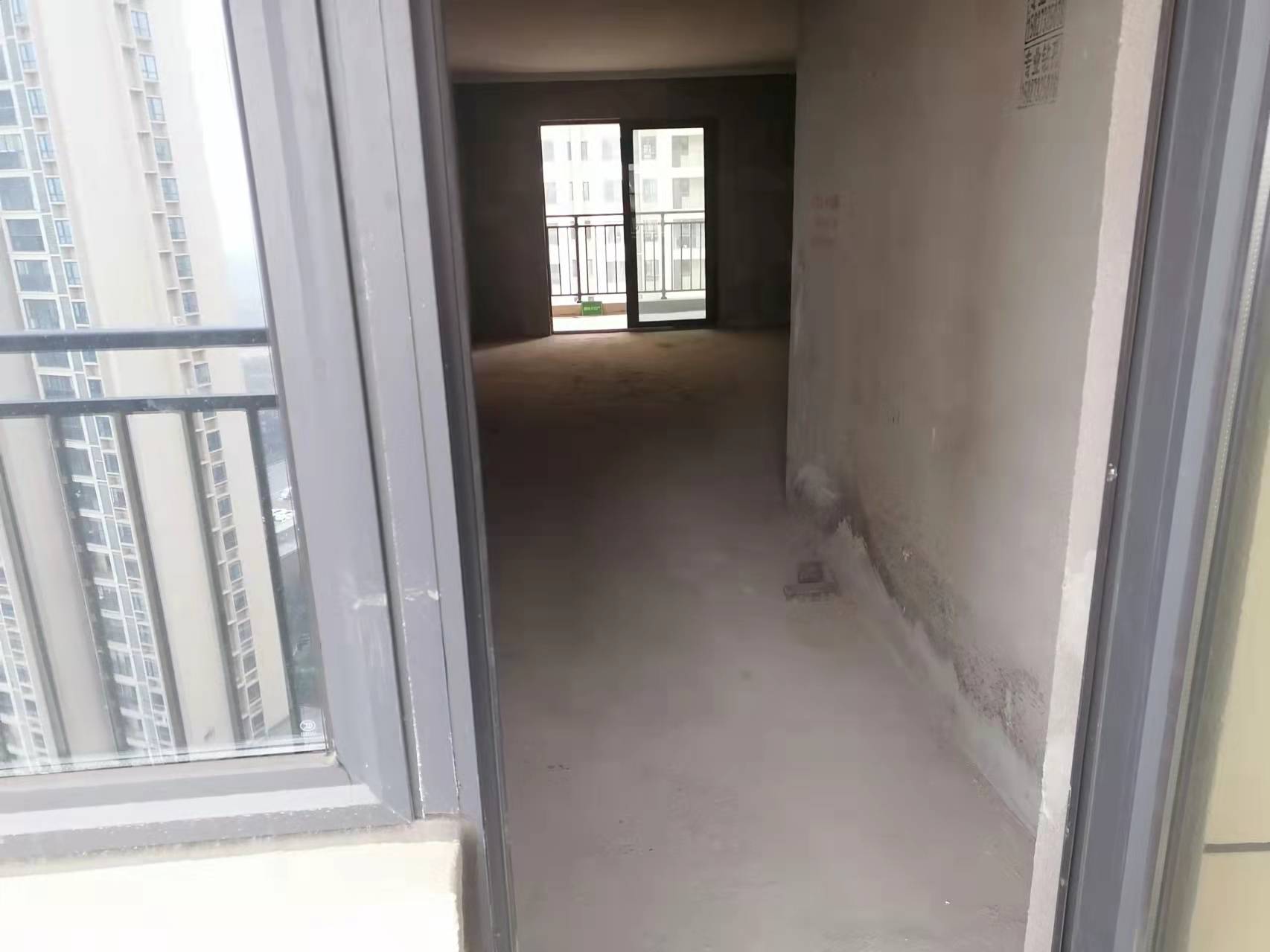 翡冷翠毛坯大三房南北双阳台餐客一体通透中间楼层前后无遮拦诚心出售可以按揭，看房方便