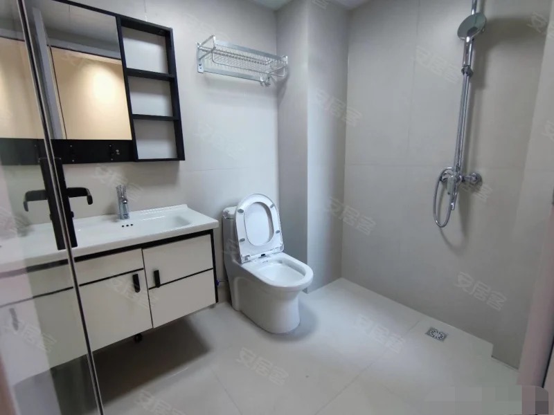 银湖城，全新装修，精装三房二卫，证件满二，单价5200，南北双阳台，中间楼层