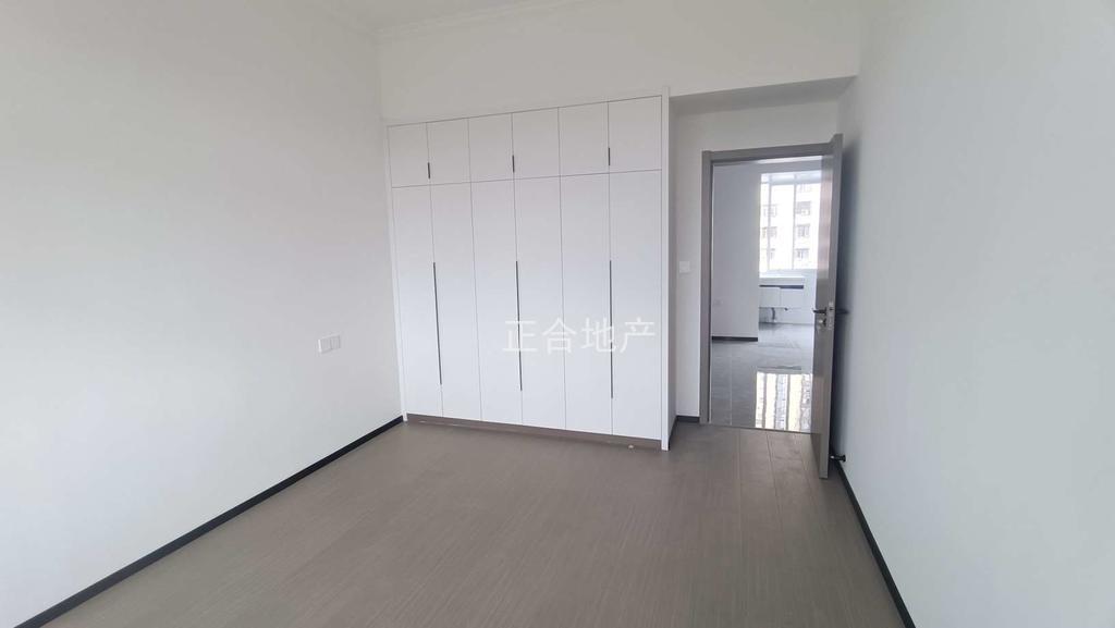 商城附近，仙源酒店旁，步梯中层，有证，全新装修，精装三房，南北通透