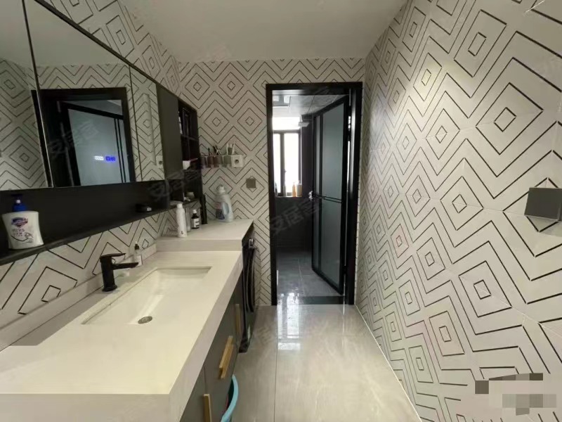 301，仙桃晓学对面，学府名都，精装三房，9.9成新，诚心出售，中间楼层，新三中