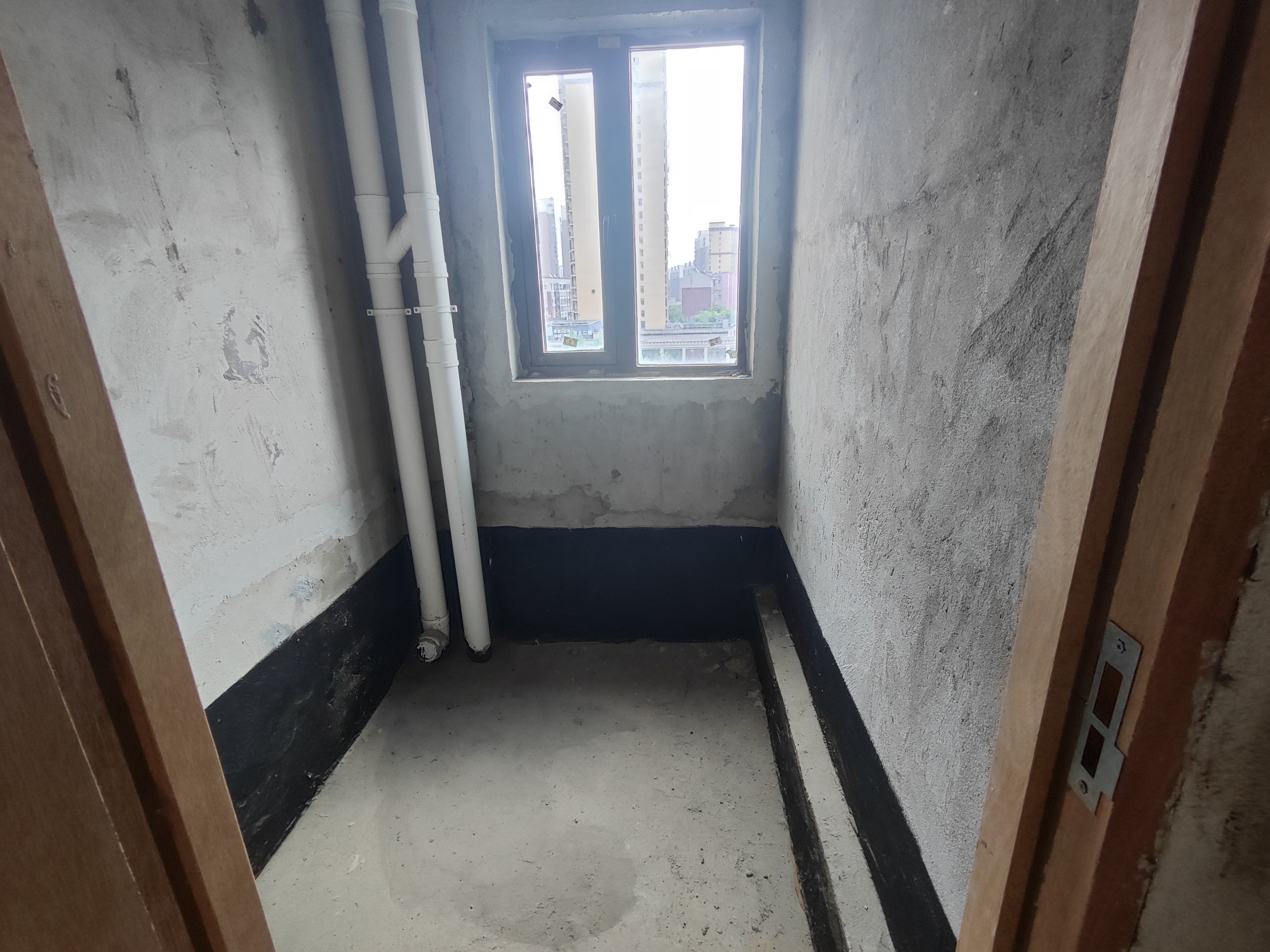 领秀城毛坯大三房三开间朝南满二证在手人车分流小区