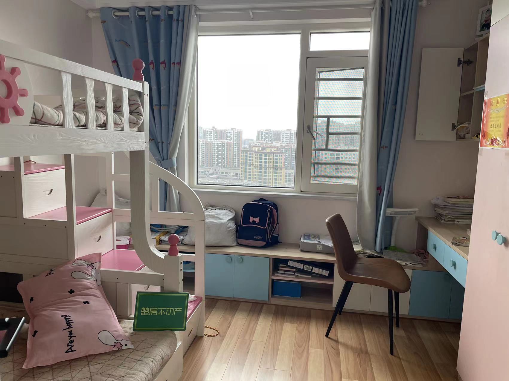 新叁仲门口，元泰未来城，精装三房，很少住人，好楼层，拎包入住，