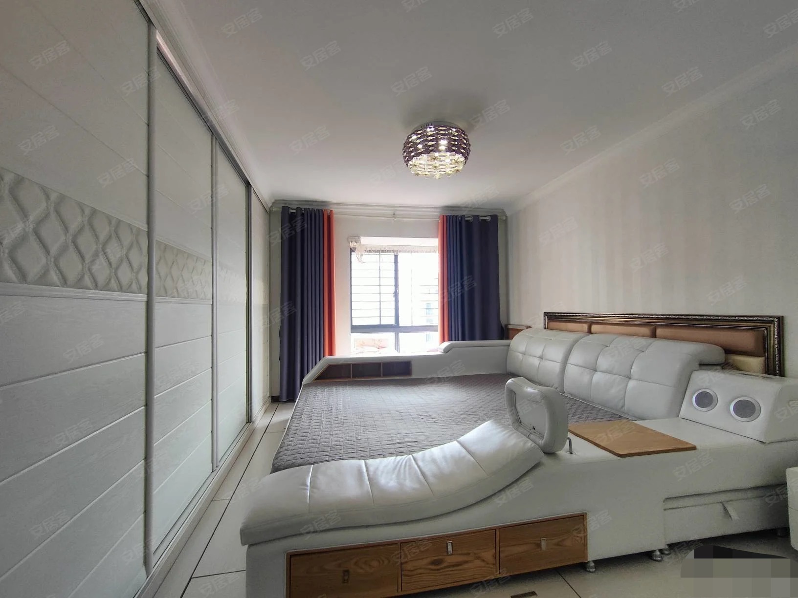 87，手付1万，单价4500，精装三房，读立连廊，证满二，家具家电全送，电梯小高层