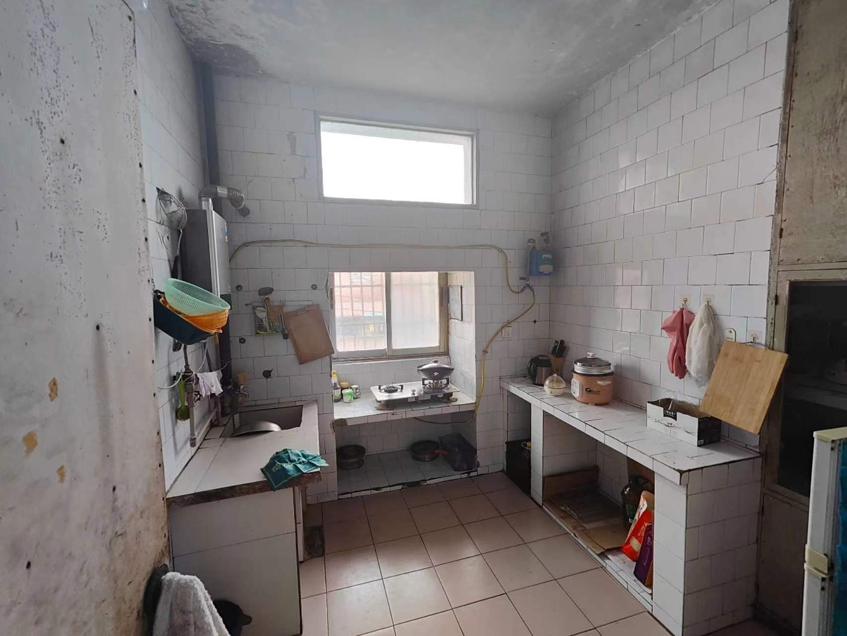 富迪三友正对面就在沔中旁边，有院子停车交通生活方便，经典跃式，看房方便