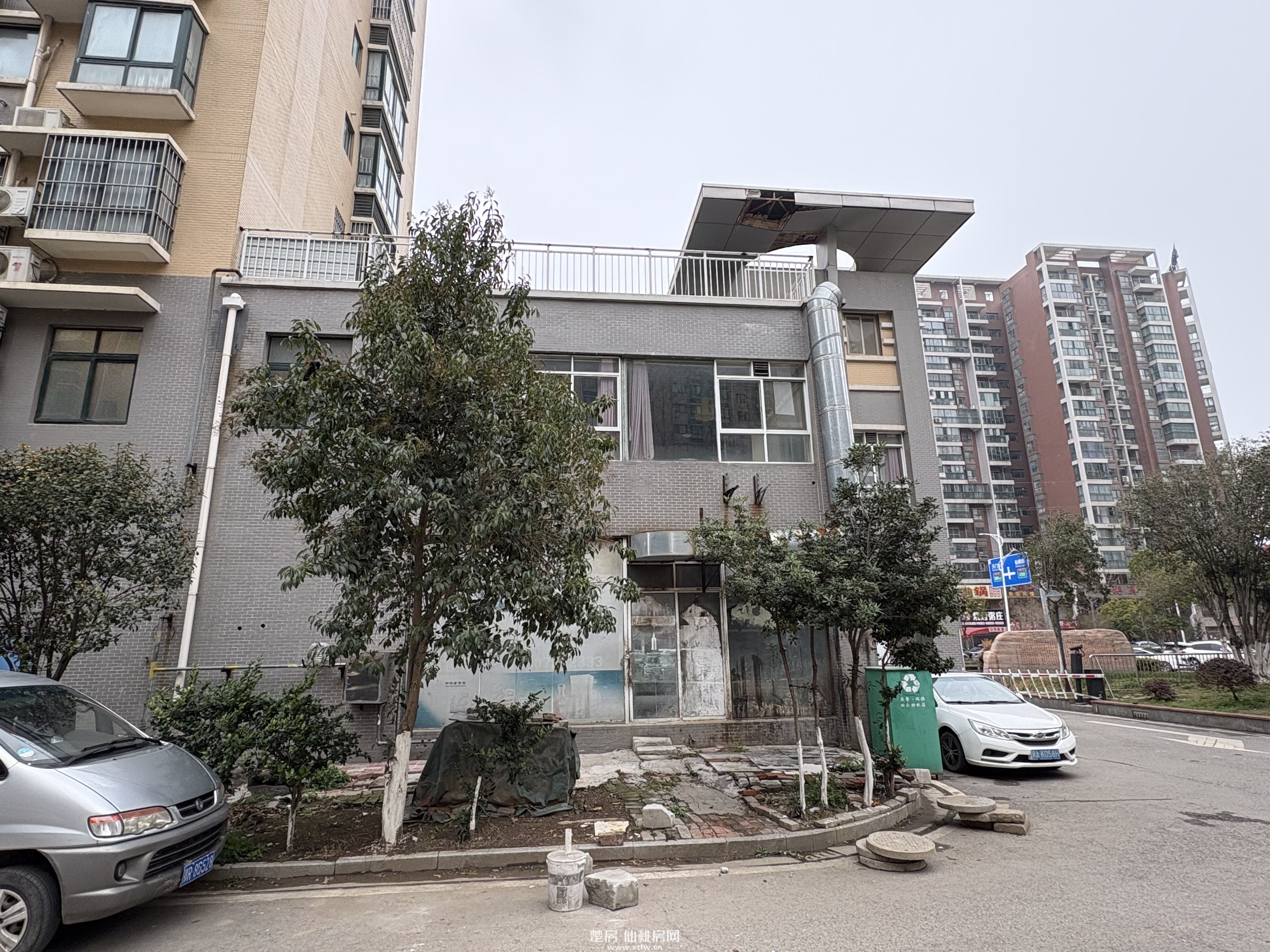 滨江星城仙北板块小区入户大门商铺出租，上下两层，323平