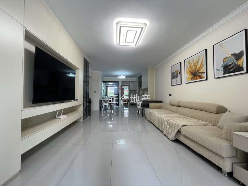 城南，御湖业主自装修婚房，单价5000，精装大三房，送车位，南北通透，证满二