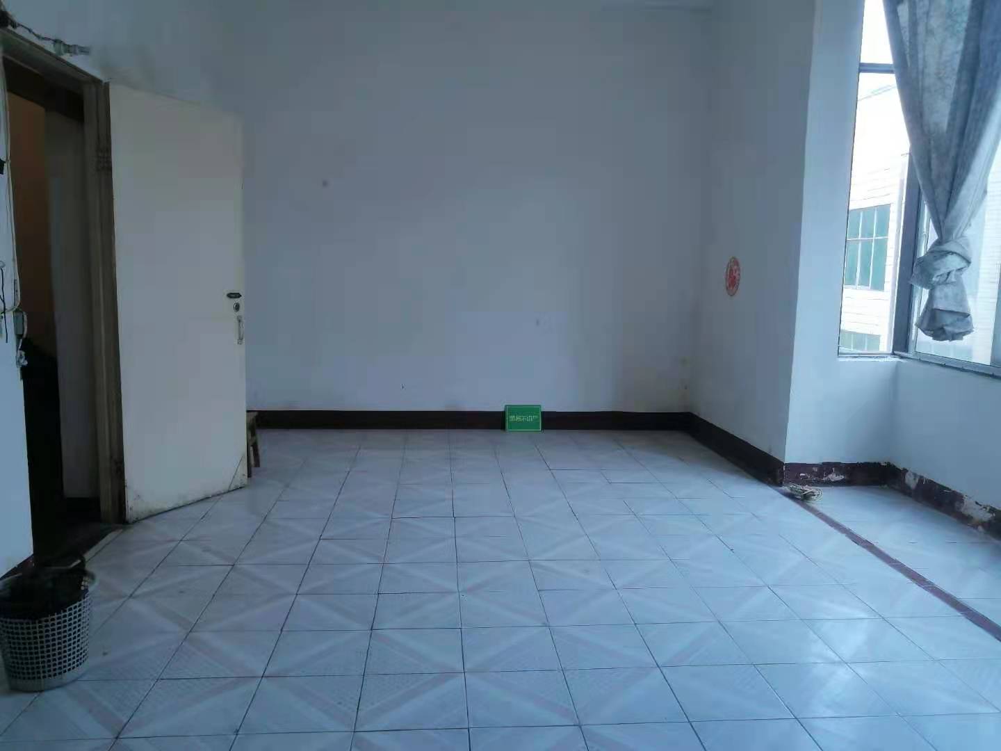 私房  街2间4层有证可过户门口可以走大货车非常方便