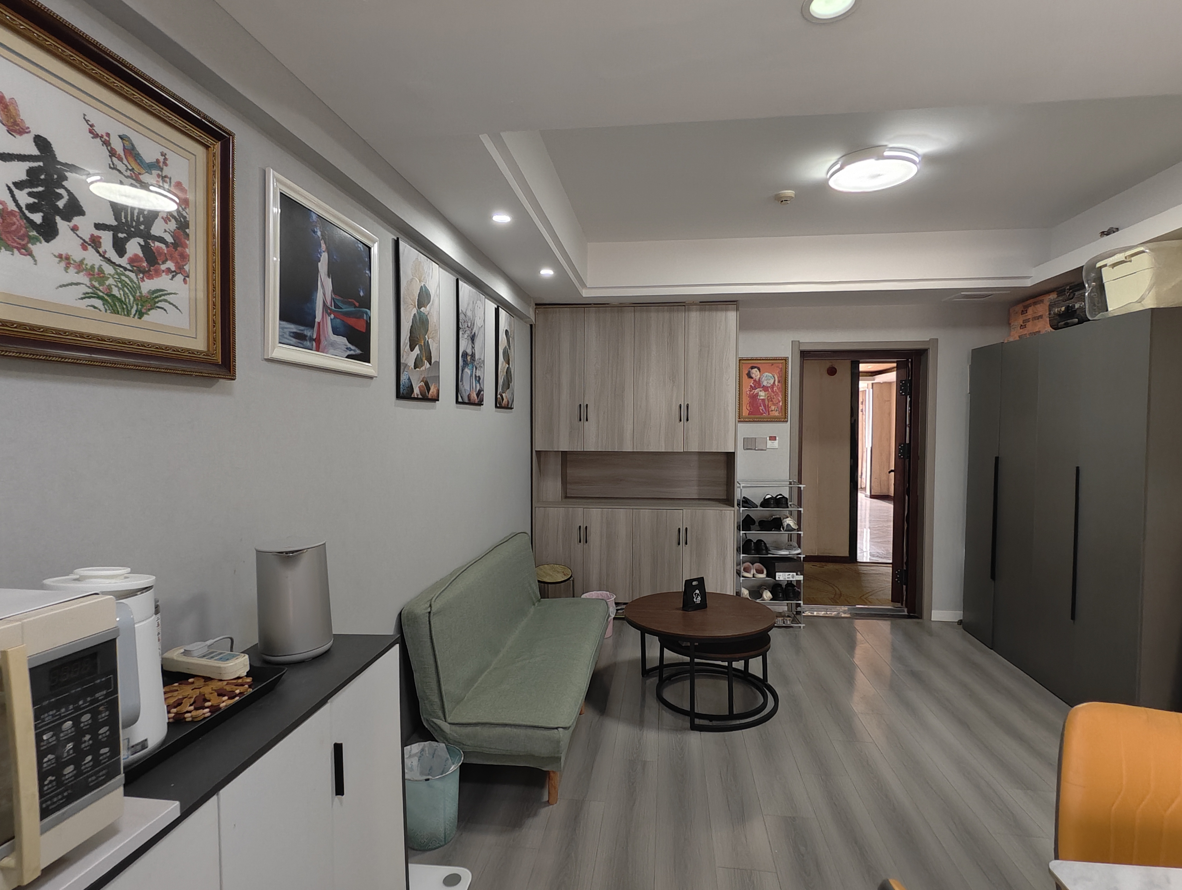 急售，​商城旁，电梯中间楼层！精装，好楼层，业主诚心出售，拎包入住