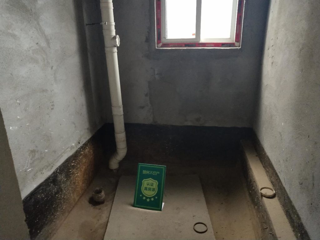 和合国际.毛坯三房带露台.证件满二.看房方便