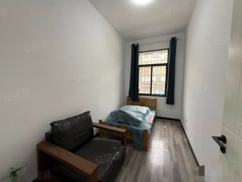 391，环球广场对面，步梯好楼层三楼，老证，三开间朝南，精装四房大院子好停车