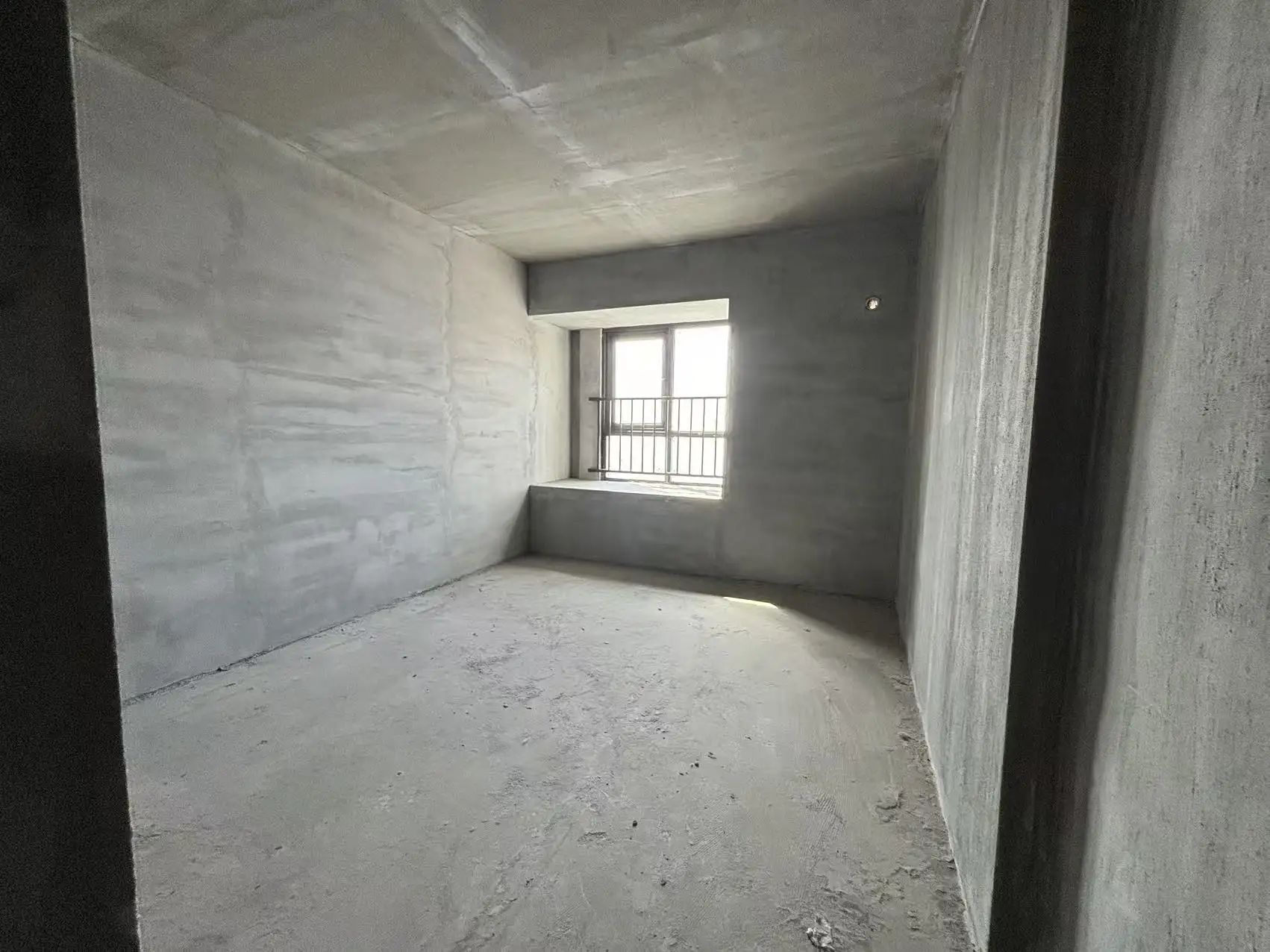 亏本出售，御湖世家，毛坯3室2卫，南北双阳台，，证满二