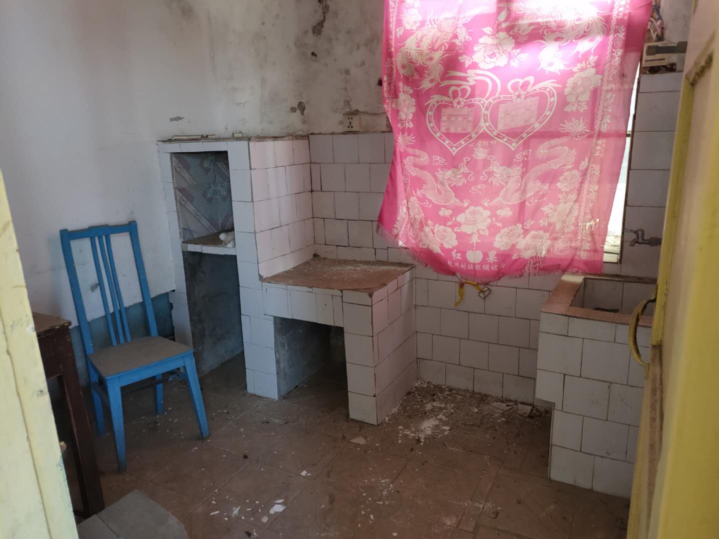 实验高中宿舍楼小三房南北通透优价15万可过户还可小刀哦