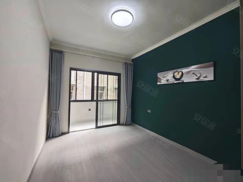 诚心出售，仙桃商城，三中旁，步梯三楼，全新装修，精装三房，采光好，老证过户