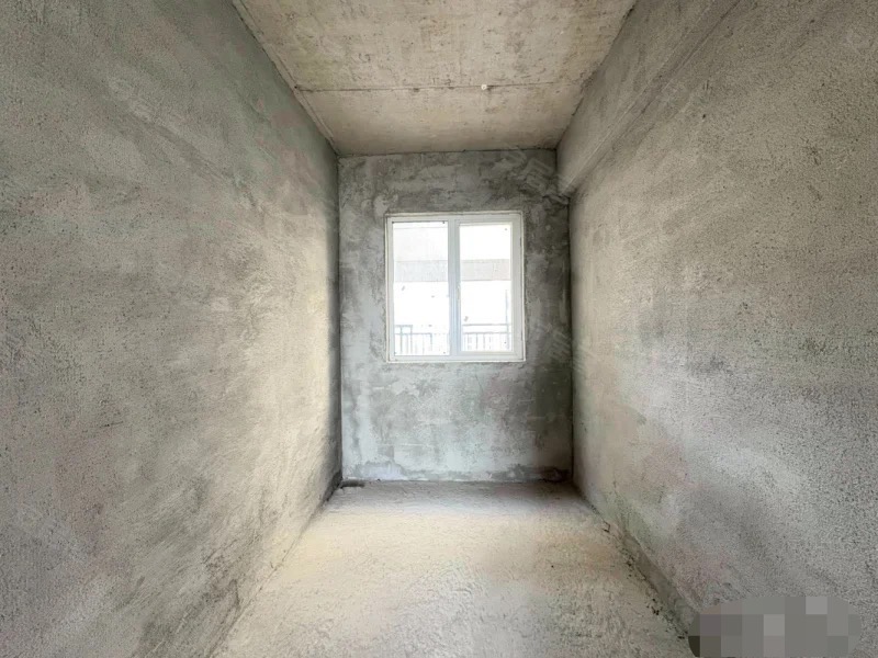 城南，蓝天白云，好楼层，毛坯三房两卫，证满二，业主急售！