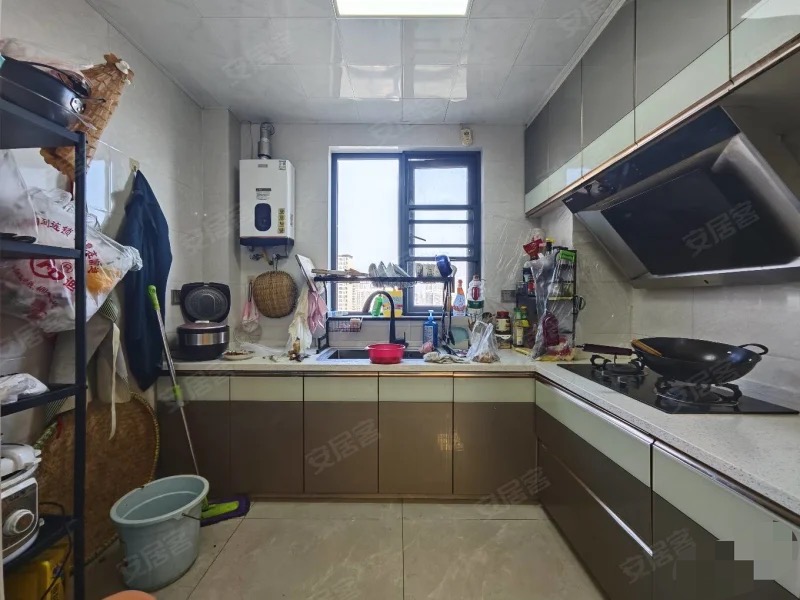 急售，房东亏本处理，元泰，精装四房，配套齐全，好楼层