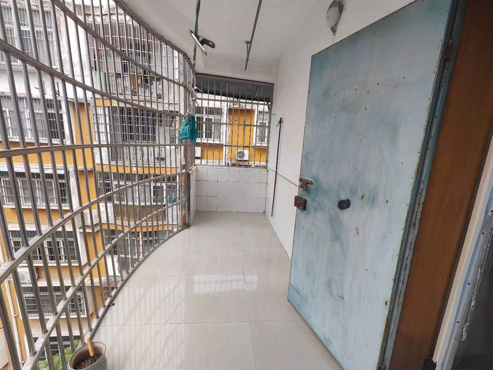 捡漏捡漏丹嫁2580德美花园西桥旁，有院子停车有安保设施户型方正双阳台三面采光