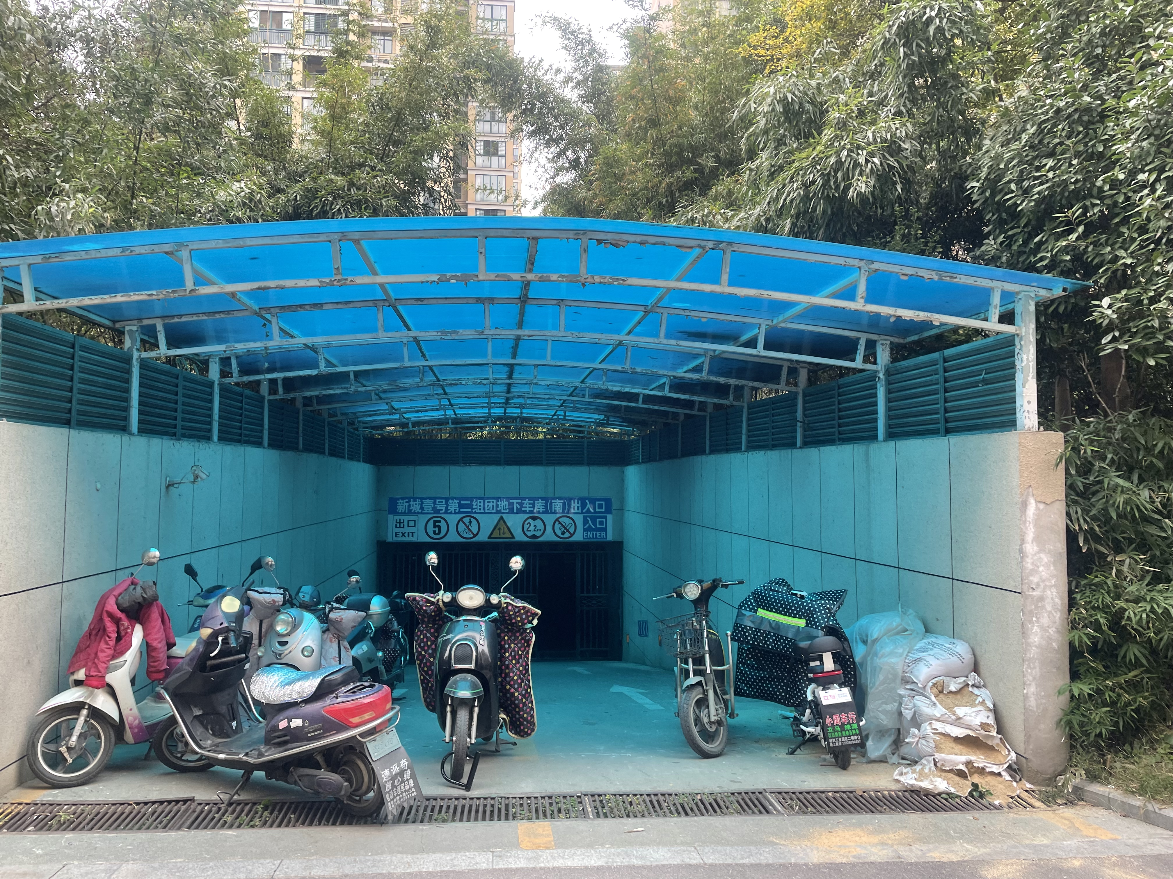 城南.新城一号.满五.精装三房.带车位一起.楼下就是.幼儿园.