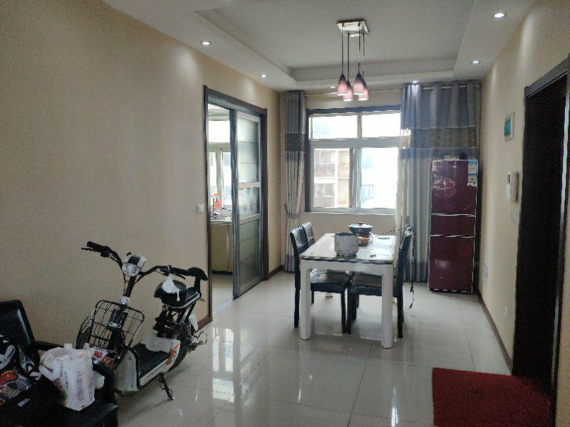 水云间精装修三房，南北通透采光好，紧邻江滩公园