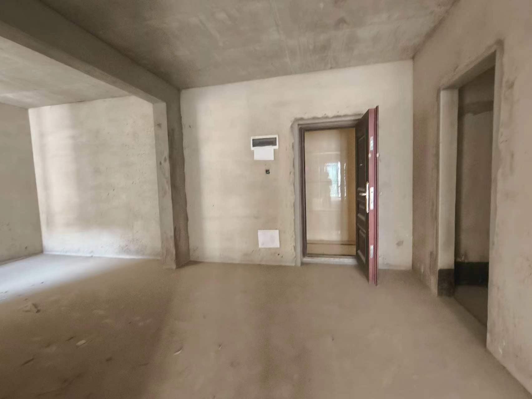 银湖城.毛坯三房.证件满二.看房方便