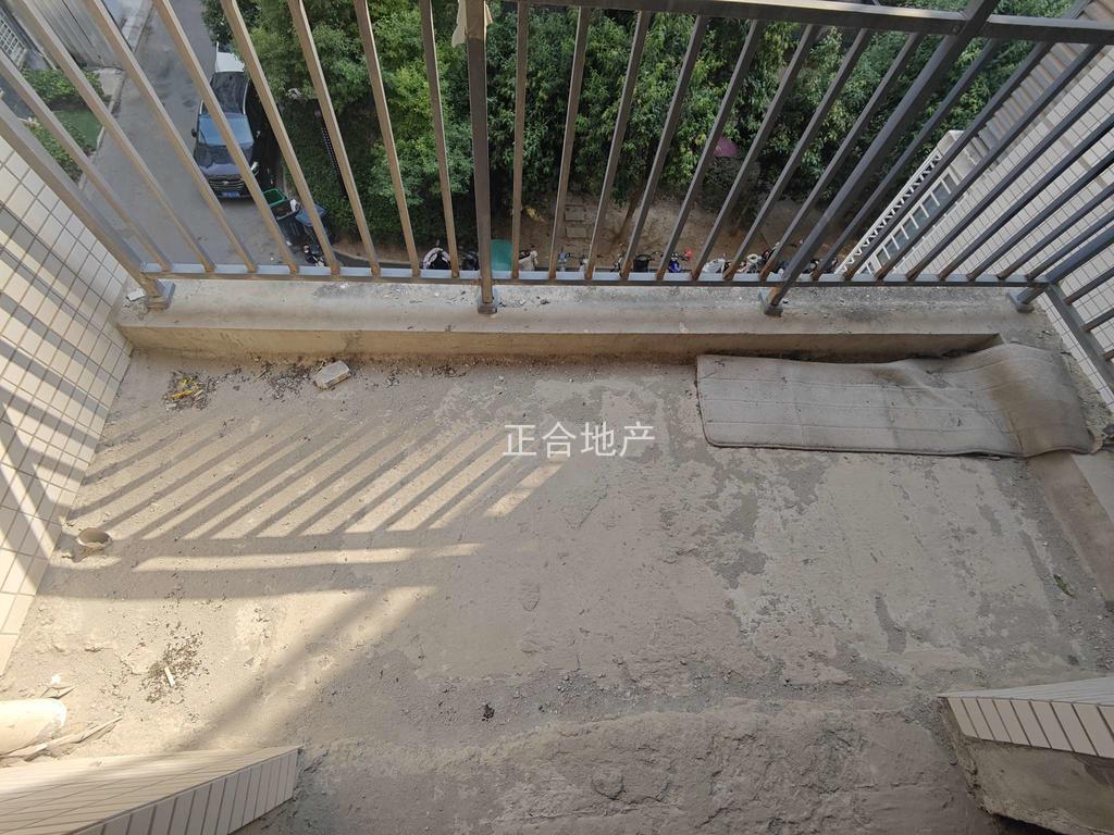 城南，城市丽景，边户，毛坯三房，单价3500，小高层，采光好，诚心出售