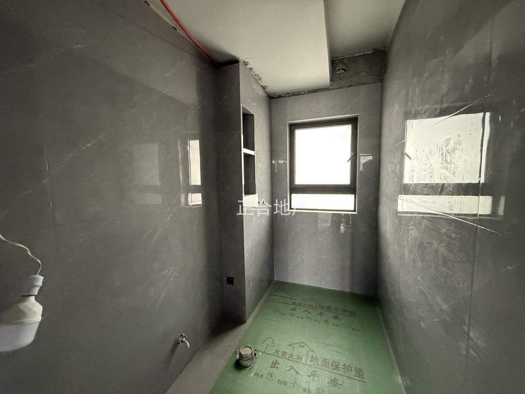 亏本急售，城南，吾悦现房，阳台封好了，水电装了，送车位，电梯好楼层