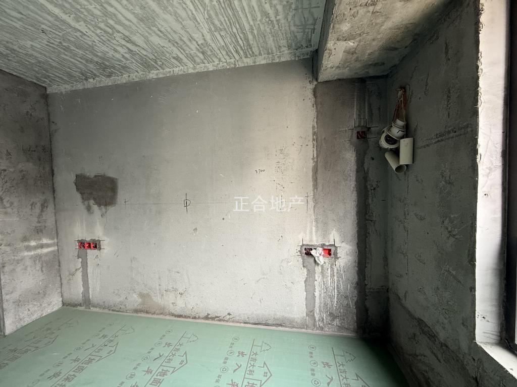 亏本急售，城南，吾悦现房，阳台封好了，水电装了，送车位，电梯好楼层