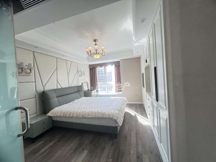 沔阳公园旁，新城壹号五期，电梯小高层。精装4房2卫，好楼层，房子在7楼，成色新，