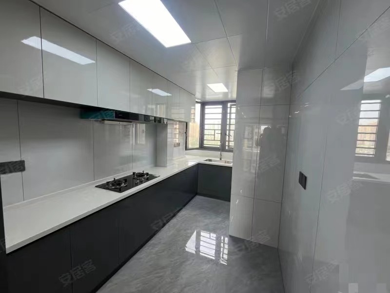 ​城南，御湖世家，电梯15楼，证满二​，全新精装三房，边户，送车位，好楼层