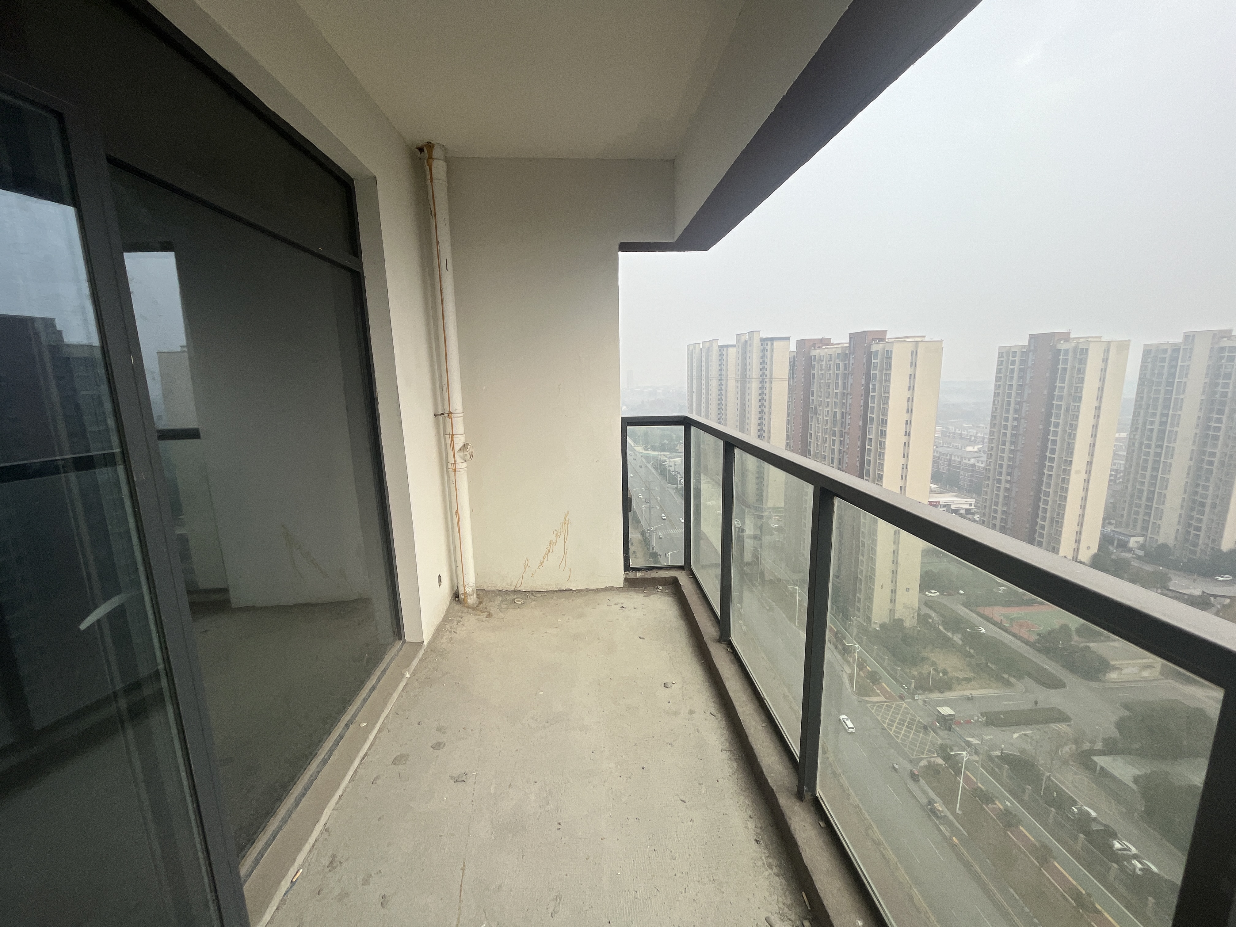 蓝天白云.毛坯三房.带车位，南北通透.看房方便