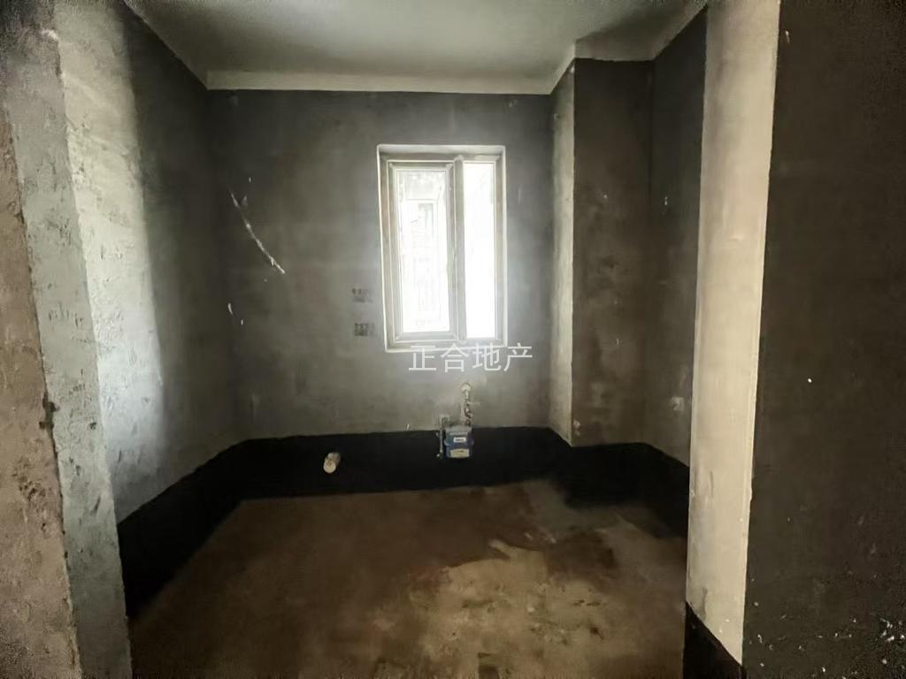 城南，北苑，大阳台，单价5千多，毛坯三房，中间楼层，采光好