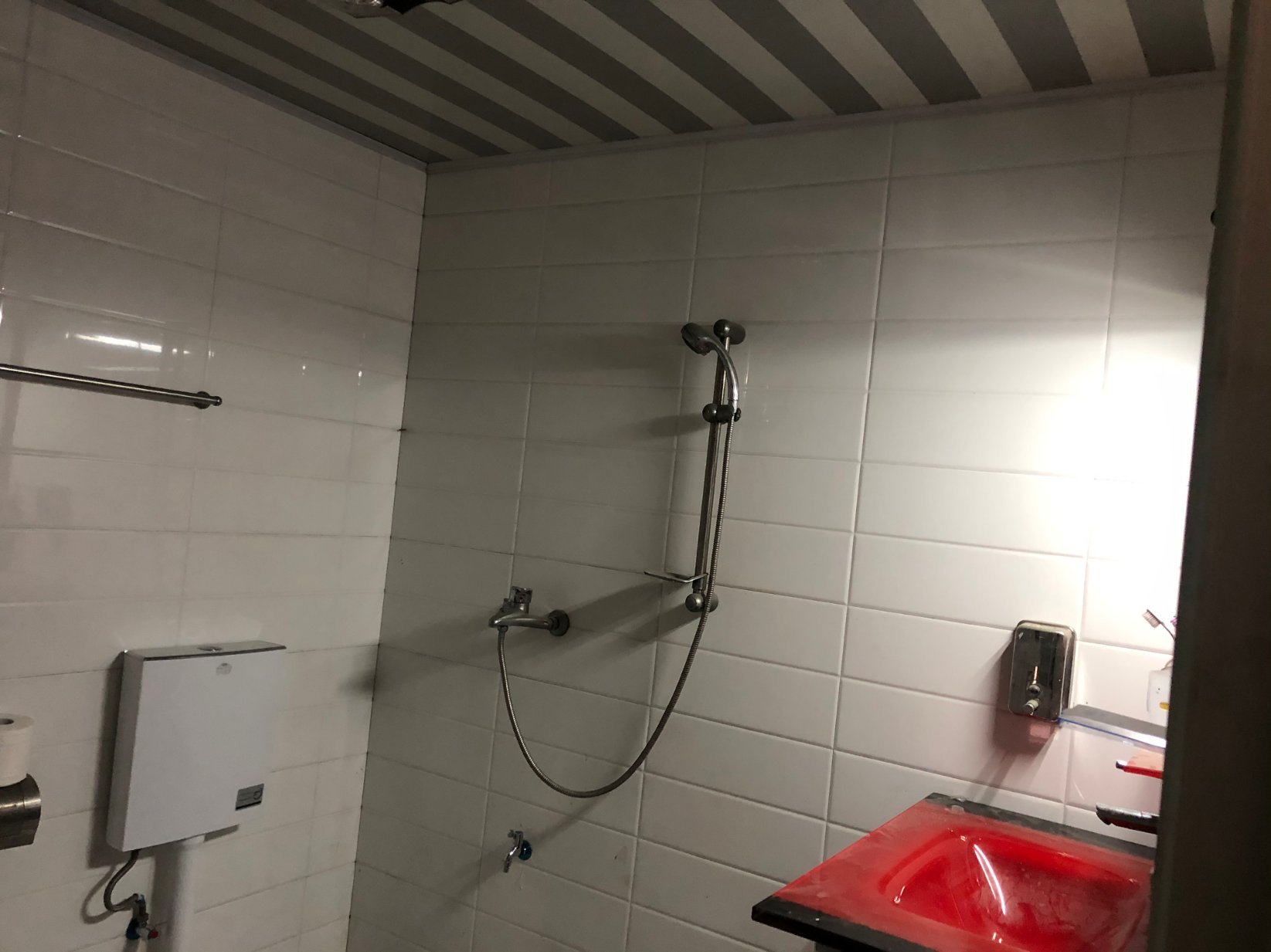 仁和桥附近，精装修大三房，有证可过户