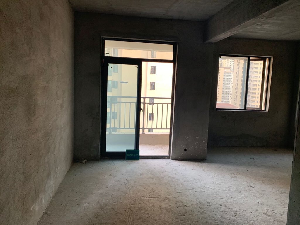 学府园 新八中旁 毛坯两房投资自住均可！