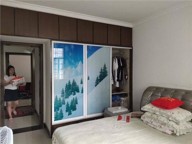 大洪小区精装三房中间好楼层出行方便楼龄新可按揭证满两年