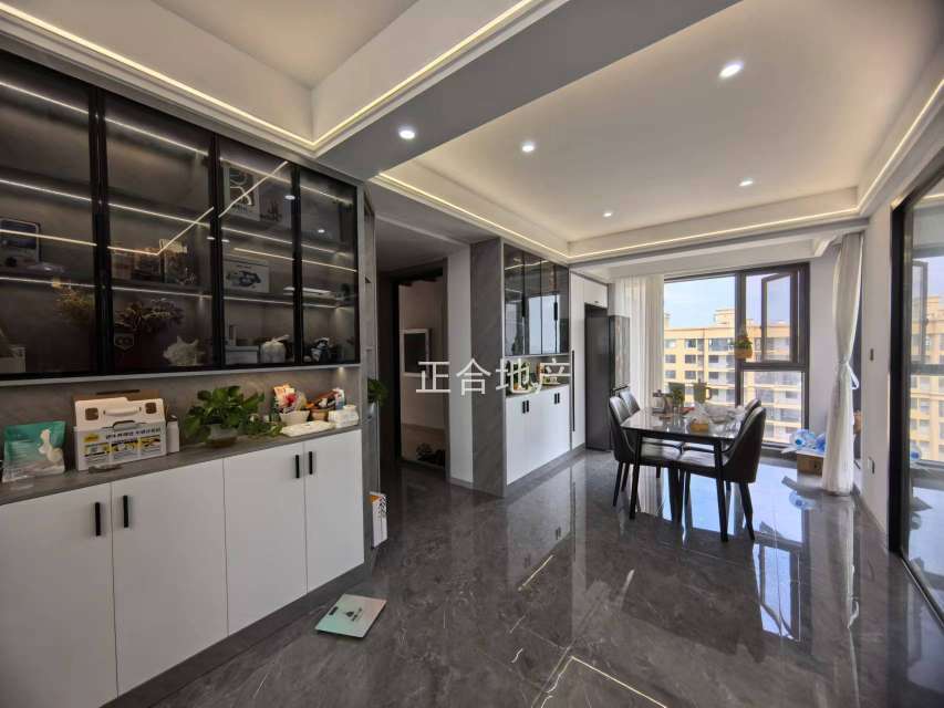 业主诚心出售，城南，新沔中旁，全新精装三房，单价4600，送车位，边户双阳台