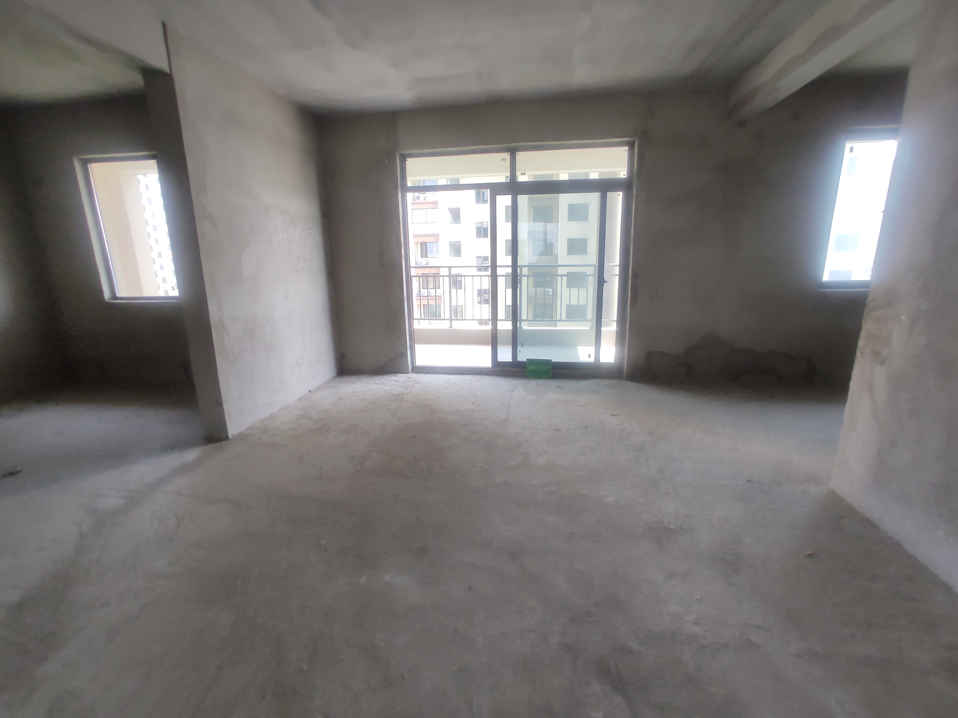 荣怀毛坯三房  小区自带XUE校  楼层 是中间的 诚意出售 看房方便