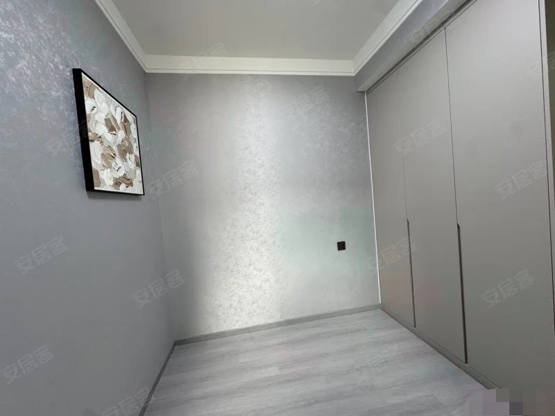 仙桃一中对面，和合国际五期，人车分流，全新装修，直接拎包入住，老证