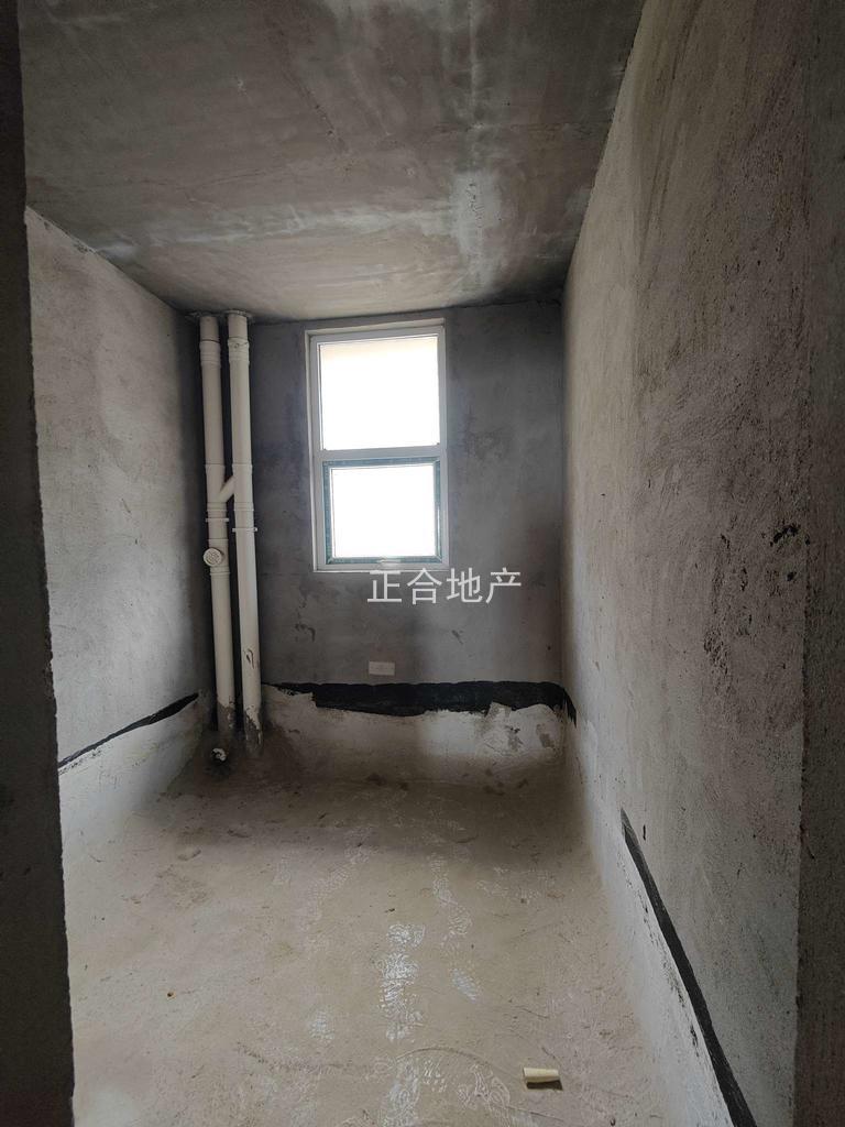 城南，新三中旁，元泰未来城，超大转角阳台，大平层，单价4800，送车位一梯一户,