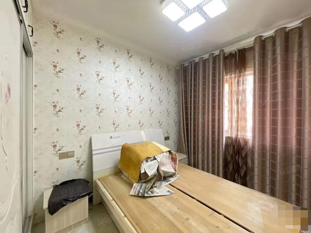 70，捡漏！！满庭春，带供暖，精装大三房边户，单价5500，电梯小高层，好楼层