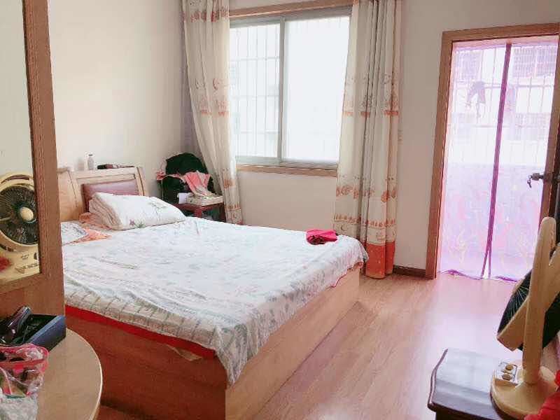 仙桃 附近德政园步梯好楼层3房2厅出售，拎包入住，朝向好