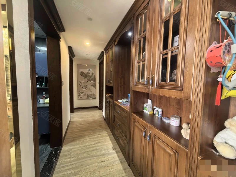 降价了，城南湖景房，森林国际城，1梯1户，豪装四房，好楼层，带两个车位，急售