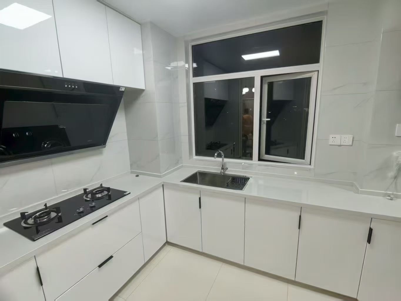 城南，精装三房两卫，全新装修，边户，好楼层10楼，诚心出售