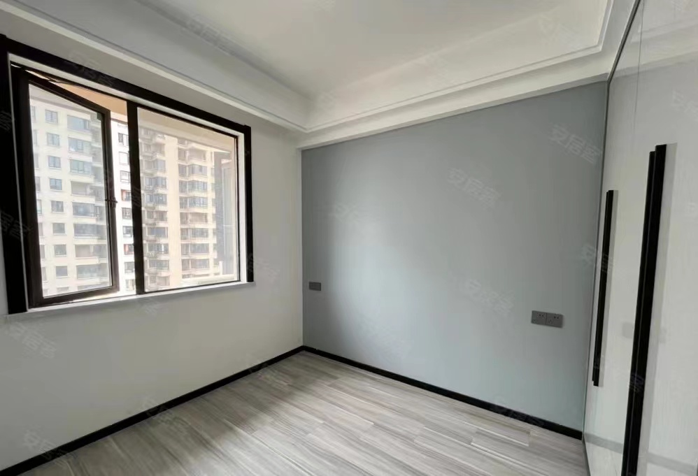 房东亏本出售，荣怀小高层，精装小三房，9.9成新，三开间朝南，好楼层