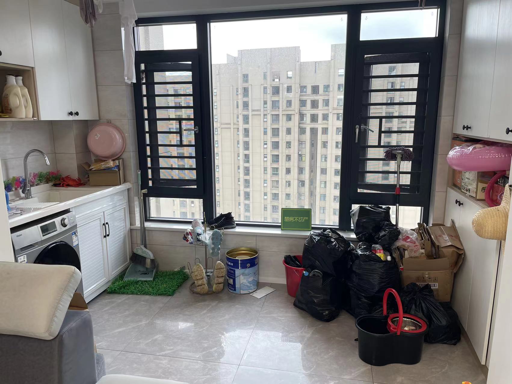 新叁仲门口，元泰未来城，精装三房，很少住人，好楼层，拎包入住，