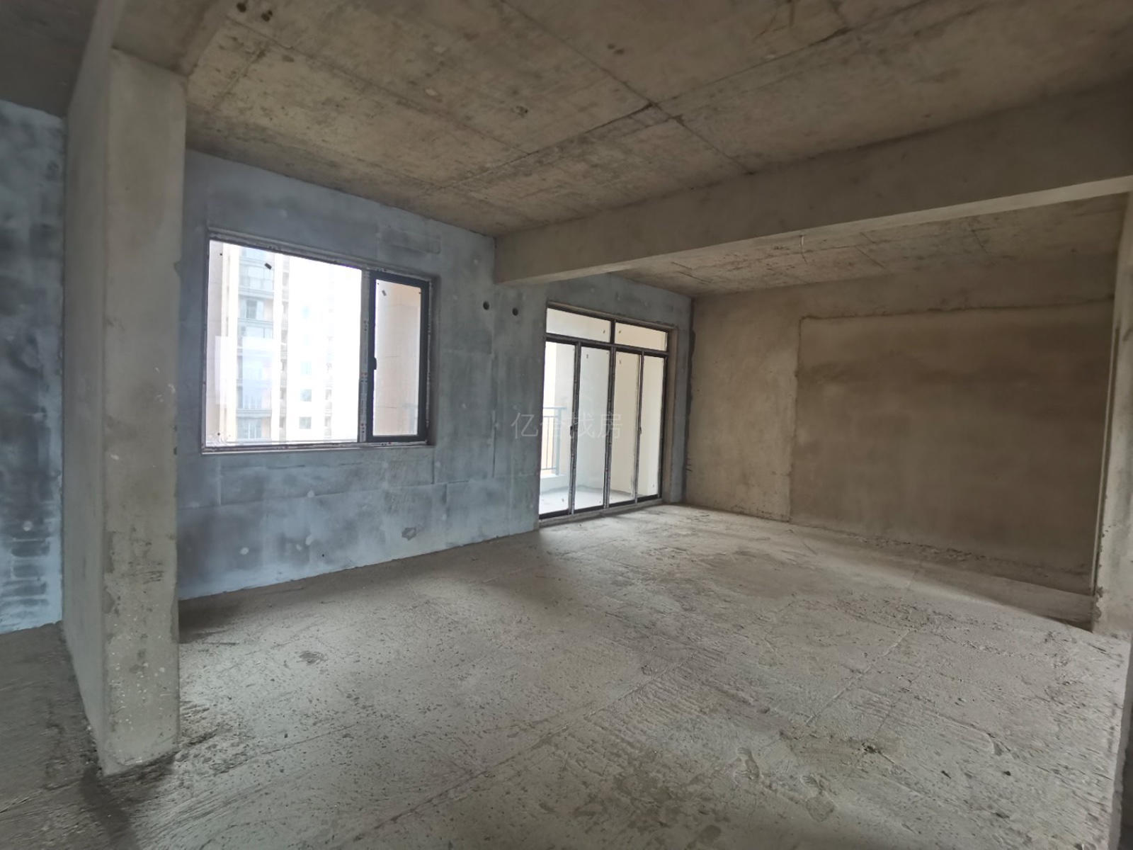 业主诚心出售，环球忠心，电梯好楼层，三开间朝南