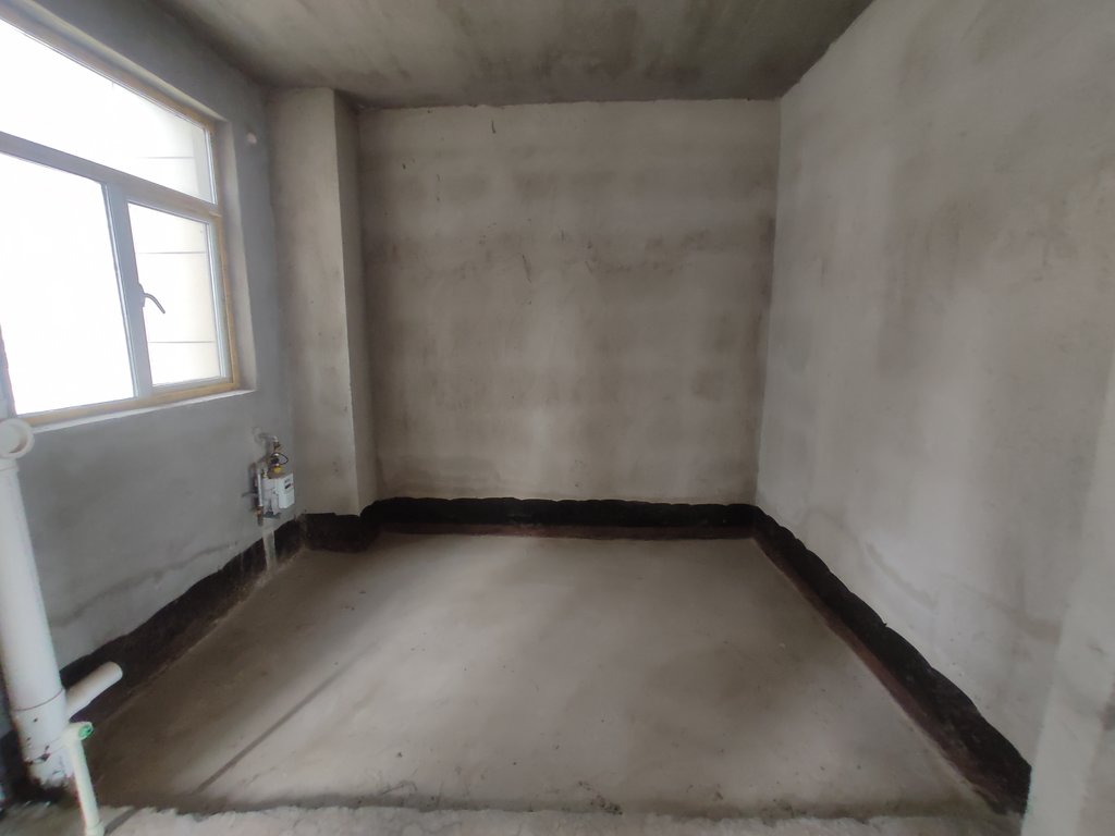 清华园毛坯大三房.中间楼层.看房方便